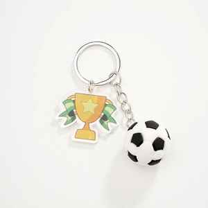 Portachiavi calcio 3D con ciondolo a trofeo in acrilico e anello in metallo argento