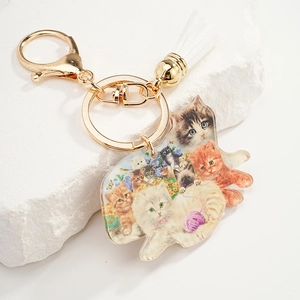 Simpatico portachiavi in acrilico con gattini colorati e nappa bianca decorativa