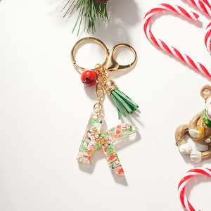 Vue détaillée du porte-clés lettre K en résine avec bonhomme de neige et décorations