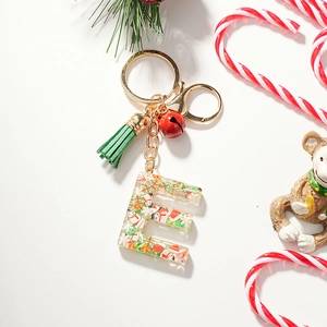 Détail du porte-clés lettre E de Noël en résine avec bonhomme de neige et pompon
