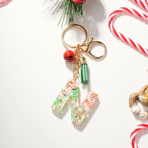 Vue détaillée du porte-clés lettre en résine avec bonhomme de neige et décorations Noël