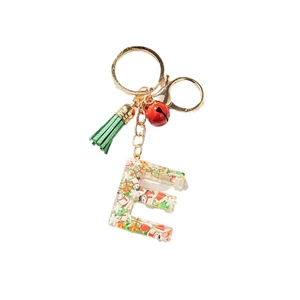 Porte-clés de Noël lettre E en résine avec bonhomme de neige et breloques sur fond blanc