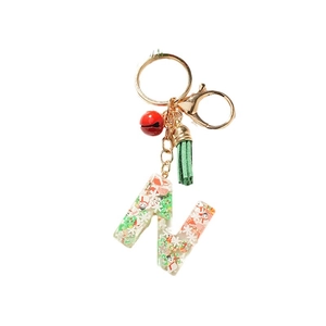 Porte-clés de Noël lettre N avec bonhomme de neige en résine et éléments d'arbre