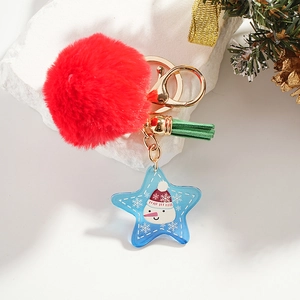 Détail du porte-clés bonhomme de neige avec pompon rouge, gland vert et pendentif étoile