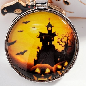 Halloween Schlüsselanhänger mit Kürbis-Schloss-Glasanhänger und Metall-Fledermaus