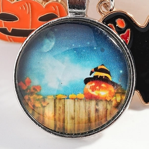 Ciondolo zucca di Halloween con cornice in argento e graziosi ciondoli in smalto
