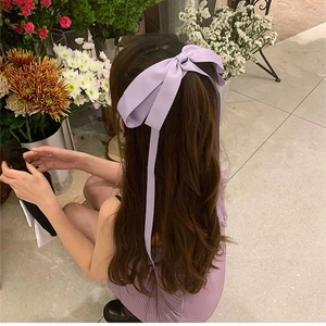 Barrette à nœud papillon en satin violet avec de longs rubans pour les cheveux bouclés