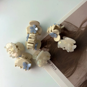 Détails de mini pinces à cheveux en acétate avec motifs de fleurs et de papillons