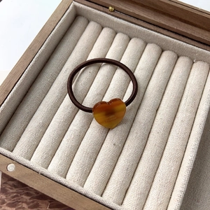 Détail du pendentif cœur en résine sur chouchou élastique au style vintage français