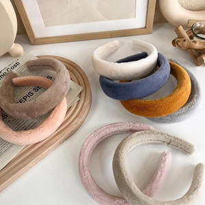 Détail de serre-têtes en éponge pelucheux de diverses couleurs avec texture douce