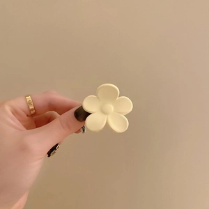 Minimalistische mat crème gele bloem haarklem voor een elegante haarstyling