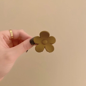 Matte olijfgroene bloem haarklem met een elegant minimalistisch ontwerp met 5 bladen