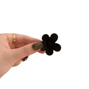 Minimalistische matzwarte bloem haarklem voor elegante half-opgestoken kapsels