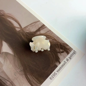 Pince à cheveux papillon en acétate blanc crème avec éclat nacré et détails dorés