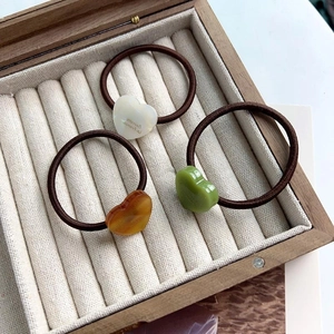 Trois élastiques à cheveux minimalistes avec cœurs en blanc perle ambre et vert vintage