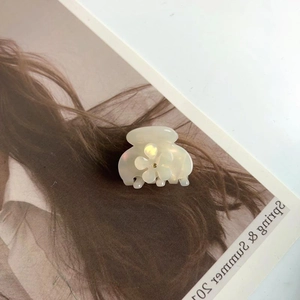 Pince à cheveux élégante en forme de fleur blanche nacrée pour coiffures féminines chics