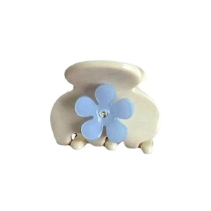 Mini pince à cheveux papillon crème avec fleur bleue et cristal sur fond blanc pur