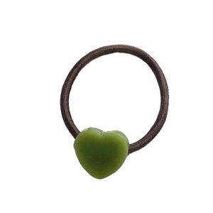 Élastique à cheveux avec bande marron foncé et ornement en résine lisse en forme de cœur vert