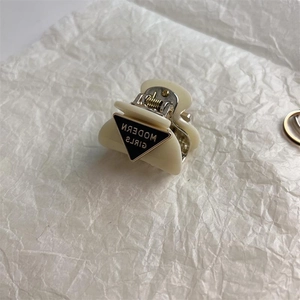 Modern Small Metal Shark Clip With Triangle Detail Geometric Hair Claw Clip For Women Fashion Hair Accessories