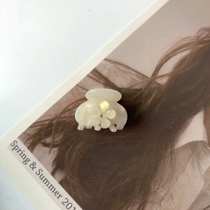 Mini pince à cheveux fleur en acétate crème avec éclat perlé et centre doré