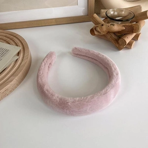 Serre-tête chic en peluche rose clair avec texture douce en fausse fourrure pour femmes