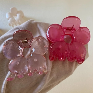 Dettaglio di fermagli per capelli a fiore di camelia rosa trasparente con molla
