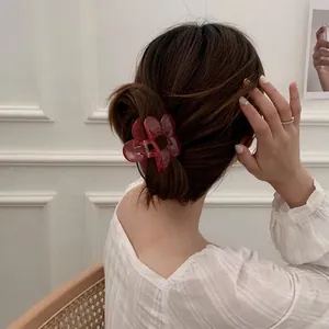 Pinza per capelli a forma di camelia rosa traslucida per acconciature eleganti da donna