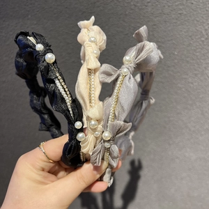 Détails de serre-têtes élégants avec perles et strass en tissu plissé noir, beige et gris