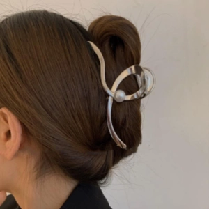 Elegant silver alloy shark hair claw with pearl for women minimalist hairstyle accessory