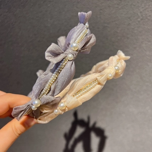 Détails de serre-têtes gris-violet et beige avec perles et strass brillants