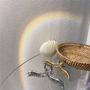 Dettaglio di fermagli per capelli in metallo oro e argento con design a cuore su vetro