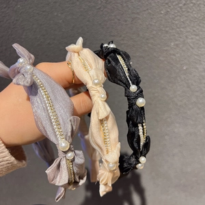 Détails de serre-têtes en satin avec nœuds torsadés, perles blanches et strass