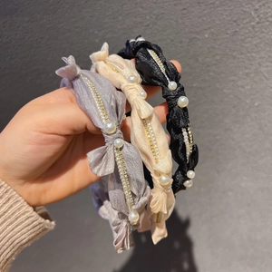 Détails des serre-têtes en mousseline plissée avec perles nacrées et chaînes de strass