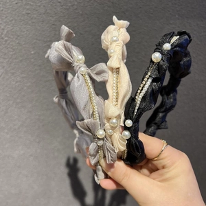 Trois serre-têtes élégants avec perles, strass et nœuds en couleurs gris, crème et noir