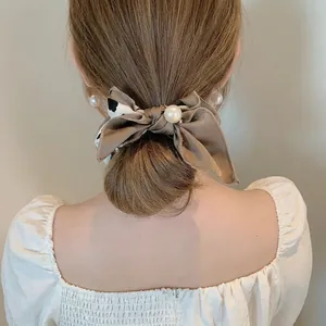 Haargummi mit gepunkteter Schleife und Perle für elegante Pferdeschwänze