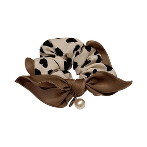 Haargummi mit Leopardenmuster, brauner Satinschleife und eleganter Perle für Damen