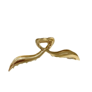 Pinza per capelli minimalista in metallo dorato con cuore e design aerodinamico elegante