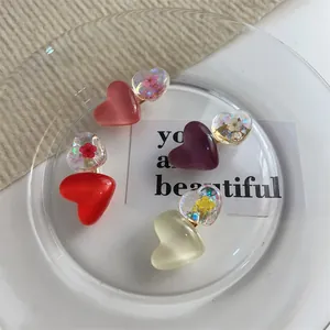 Gros plan de pinces à cheveux en cœur avec de vraies fleurs séchées et de la résine