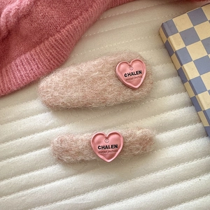 Plüsch-Haarspangen aus Kunstpelz mit rosa Herzanhänger und CHALEN-Logo auf Streifen