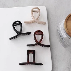 Lot de quatre pinces à cheveux élégantes en crème, noir, marron et motif écaille de tortue