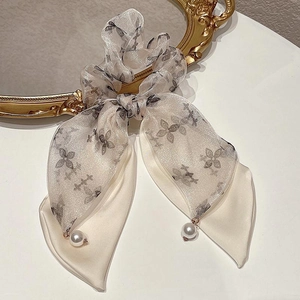 Elegante elastico per capelli francese con fiocco in raso bianco e perle su specchio