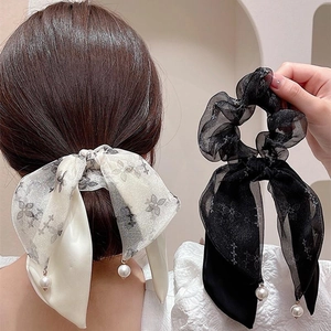 Eleganti elastici per capelli in organza con fiocco e pendenti di perle, bianco e nero