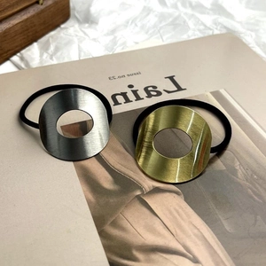 Lot de chouchous minimalistes avec anneaux en métal brossé doré et gris anthracite chic