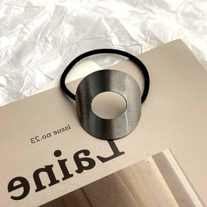 Élastique à cheveux minimaliste orné d'un anneau métallique circulaire gris foncé brossé