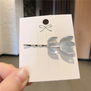 Détail de la pince à cheveux tulipe miroir argentée avec finition métallique sur carte