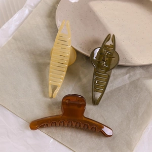 Lot de trois pinces à cheveux en acrylique en jaune rayé, vert olive et ambre élégant