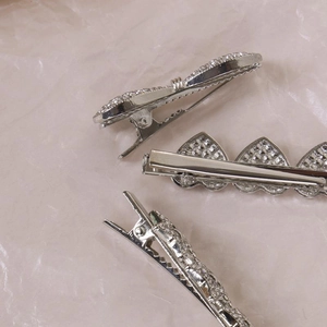 Set de barrettes Y2K avec étoiles et cœurs scintillants en métal argenté et strass