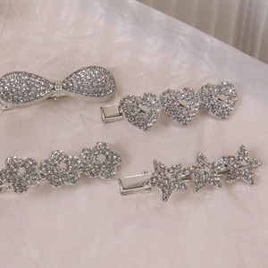 Lot de 4 barrettes Y2K argentées en forme d'étoile et de cœur avec strass brillants