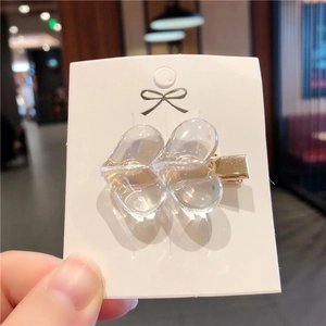 Set di due fermagli per capelli trasparenti a forma di cuore con base in metallo dorato