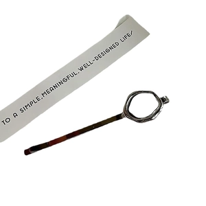 Eleganter silberner Metall-Haarclip mit unregelmäßigem, lava-inspiriertem Dekorelement